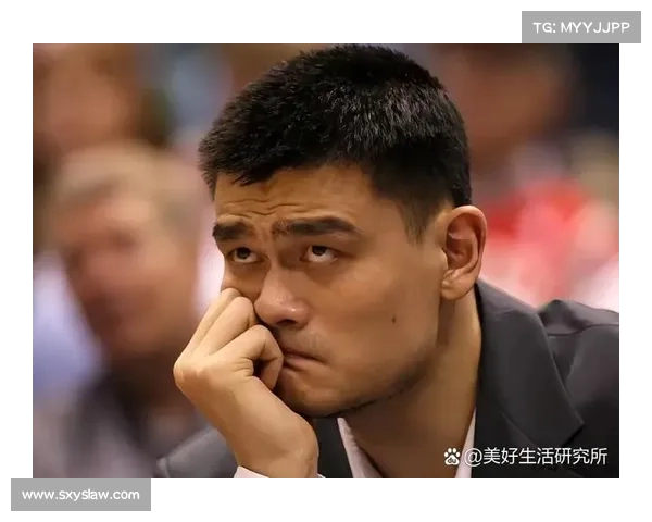 姚明上半场贡献经典表情包 下半场让座给女性观众展现绅士风度